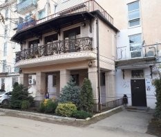 Знаю подобный пристрой. Там один боХатый везде пробашлял, все разрешения получил, а вот с соседями хотел внахалку - обломался. Сосед с низу просто поставил условие, что умник покупает нижнюю квартиру по той цене, по которой нижний скажет (стоимость новой + ремонт + переезд). Изначально умник планировал сделать выход на высоту третьего этажа, типа веранда - это ж его строение, и Верхнего тоже забыл спросить. Верхний дождался, пока стройка дойдет до уровня пола второго этажа и поставил свои условия - или аналогично первому этажу (тут у умника денег уже не хватило) или веранду умник дарит третьему этажу или сносить всю постройку (без разрешения всех жильцов строить запрещено). Теперь на первом этаже магазинчик (видимо никто так и не купил "темную" квартиру), на втором умник, на третьем большой балкон, подаренный третьему этажу.
Настоящие то нувориши живут в коттеджах или пентхаусах новостроек. А у старенького соседа зять может в детства дружить и с министром.