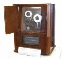 Установка "УГБ" и "ГБ-8" выпускалась с начала 1941 года на Воронежском радиозаводе и на Коломенском граммофонном заводе соответственно. В 1931 году инженер Б.П. Скворцов создал новый по тому времени звукозаписывающий аппарат