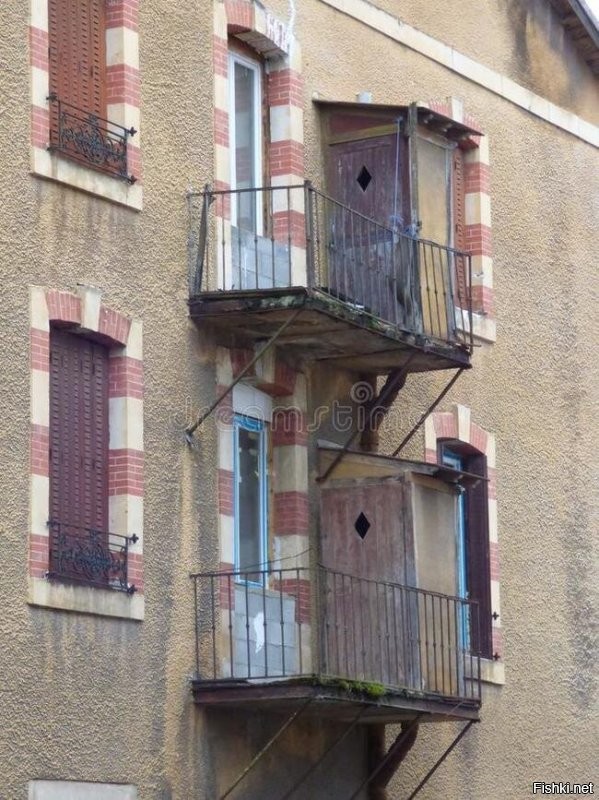 Я один вижу заложенные кирпичами выходы на эти балконы? Как жильцы попадают в сортир?