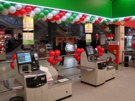 Да, оплата картой, если наличка - в купюроприемник, вот так они выглядят (картинка из интернета, но у нас в магазине также)