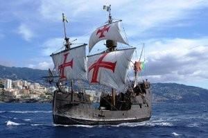Меня больше поражают такие суденышки, на которых отправлялись покорять океаны. И плыли в полную неизвестность. 

На фото реплика Колумбовской Санта Марии