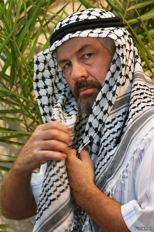 Добавлю еще несколько деталей:
Чаще всего куфию придерживает на голове икаль (он же игаль или эгалем). Это специальный обруч - жгут, который обматывают шерстью черного цвета, как правило, либо козьей, либо овечьей. Икаль считается символом мужественности и уважения. Иногда те, кто должны отомстить за убитого родственника по законам кровной мести (у арабов они очень распространены), снимают икаль и не носят его, пока не отомстят. Простой рабочий или грузчик на рынке может не носить икаль, завязывая куфию на манер тюрбана, но шейх или другой уважаемый человек никогда не появится в куфие без икаля.
Особо уважаемые люди, например, шейхи, особенно в Сирии, Палестине, Иордании, Ливане заворачивают нижние края куфии наверх, образуя нечто похожее по форме на средневековый остроконечный шлем. Арафат тоже так делал, хотя не был не только шейхом, но и бедуином вообще. Обратите внимание на фотографию.
Теперь о цветах: красный узор - иорданские бедуины, основа иорданской нации и элита иорданской армии. Красная куфия стала неотъемлимой частью парадной военной формы многих воинских подразделений Иордании, еще со времен Арабского легиона, созданного британцами. 
Белая куфия - страны Персидского залива (Эмираты, Катар, Бахрейн, Оман и Саудовская Аравия). Израильские бедуины тоже носят белый платок, чтобы отличаться от "феллахов" (их они презрительно называют "копающиеся в земле", то есть, у них, как у жителей Железных островов девиз "мы не сеем").
Темно-серый или черный орнамент - страны "Большой Сирии" (Ливан, Палестина, Израиль, Сирия). Молодежь в этих странах, кстати, в основном одевается по-европейски и куфии не носит. Исключение составляют те, кто специально закрывает лицо куфией во время демонстраций и беспорядков. 
И иллюстрации ко всему, мной сказанному.