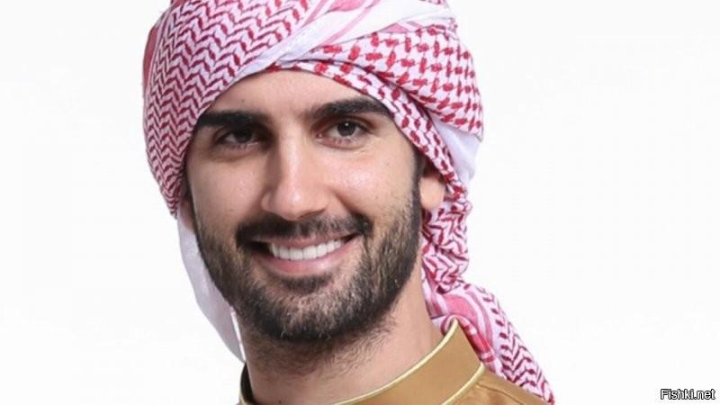 Добавлю еще несколько деталей:
Чаще всего куфию придерживает на голове икаль (он же игаль или эгалем). Это специальный обруч - жгут, который обматывают шерстью черного цвета, как правило, либо козьей, либо овечьей. Икаль считается символом мужественности и уважения. Иногда те, кто должны отомстить за убитого родственника по законам кровной мести (у арабов они очень распространены), снимают икаль и не носят его, пока не отомстят. Простой рабочий или грузчик на рынке может не носить икаль, завязывая куфию на манер тюрбана, но шейх или другой уважаемый человек никогда не появится в куфие без икаля.
Особо уважаемые люди, например, шейхи, особенно в Сирии, Палестине, Иордании, Ливане заворачивают нижние края куфии наверх, образуя нечто похожее по форме на средневековый остроконечный шлем. Арафат тоже так делал, хотя не был не только шейхом, но и бедуином вообще. Обратите внимание на фотографию.
Теперь о цветах: красный узор - иорданские бедуины, основа иорданской нации и элита иорданской армии. Красная куфия стала неотъемлимой частью парадной военной формы многих воинских подразделений Иордании, еще со времен Арабского легиона, созданного британцами. 
Белая куфия - страны Персидского залива (Эмираты, Катар, Бахрейн, Оман и Саудовская Аравия). Израильские бедуины тоже носят белый платок, чтобы отличаться от "феллахов" (их они презрительно называют "копающиеся в земле", то есть, у них, как у жителей Железных островов девиз "мы не сеем").
Темно-серый или черный орнамент - страны "Большой Сирии" (Ливан, Палестина, Израиль, Сирия). Молодежь в этих странах, кстати, в основном одевается по-европейски и куфии не носит. Исключение составляют те, кто специально закрывает лицо куфией во время демонстраций и беспорядков. 
И иллюстрации ко всему, мной сказанному.