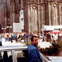 Первая собственная машина Высоцкого - копейка (ВАЗ-2101) серого цвета, а не Рено-16.  19 марта 1971 года В.Золотухин писал в своем дневнике: "Сегодня пришел Володя. Приехал на "Фиате" собственном". "Фиатом" он назвал серые "Жигули" ВАЗ-2101, выпуск которых годом ранее запустили в Тольятти. Всего Высоцкий сменил шесть автомобилей: 1971 - серые "Жигули", 1972-73 гг.   серый "Рено", 1974-75 гг..   два "БМВ" (один был зарегистрирован в ГАИ, а другой нет - Володя просто переставлял номер и ездил, когда один из них был в ремонте) , 1976-80 гг.   серо-голубой "Мерседес 350SE" в кузове W116, 1979-80 гг.. спортивное коричневое купе "Мерседес 450SLC" в кузове С107.