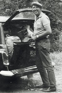 Как Юрий Никулин развозил по домам пьяную компанию. Отрывок из воспоминаний Мэрола Стуруа.

Как-то кинорежиссер Александр Митта пригласил меня с женой к себе в гости. Кроме нас, у него были Никулин и Высоцкий. Высоцкий был не в духе, находясь в очередной ссоре с Мариной Влади. Он даже не дотрагивался до гитары, да мы, щепетильные, и не упрашивали его. Зато Никулин был в ударе, сыпал анекдотами. Пытаясь подзадорить Володю и вывести его из штопора, я задал ему провокационный вопрос:
- А кто из вас более популярен - ты или Никулин?
Вопрос задел Высоцкого за живое. Он уже был в сильном подпитии. Никулин, подхвативший мою игру, тоже стал подзадоривать Володю.
Разошлись под утро. Пьяную компанию развозил по домам на своей "Волге" Никулин, хотя и был трезв не больше нашего. Как-то вновь возник спор о популярности.
- А вот ты на такое способен? - спросил сидевший за рулем Никулин Высоцкого, втиснутого между нами на заднем сиденье.
С этими словами великий русский клоун догнал на своей "Волге" машину ГАИ и стал подталкивать ее бампером. От такой наглости хмель сошел с нас.
- Ты что - опупел?! - вскрикнул я.
Офицер ГАИ, кажется капитан, вышел из машины и подошел к нам. Он был скорее удивлен "безумством храбрых", чем взбешен. Никулин опустил стекло и дыхнул на капитана водочным перегаром. Мы затаили дыхание. Капитан, как полагается, взял под козырек и только-только начал произносить стандартную фразу "Граждане, вы...", как осекся. Он узнал Никулина, и его грозное лицо стало по-детски счастливым.
- Товарищ Никулин, товарищ Никулин! - закудахтал он, но от душившего его восторга не мог произнести ничего более внятного. (После фильма "Ко мне, Мухтар!" Никулин стал идолом всех милиционеров Советского Союза.)
Наконец капитан достал книжку со штрафными квитанциями и попросил Никулина украсить ее своим автографом. Никулин великодушно согласился.
- Вот везу пьяного Высоцкого домой, - бросил он небрежно, расписываясь в капитанской книжке.
У бедного капитана аж глаза на лоб полезли. Никогда в жизни ему не доводилось видеть этих двух своих идолов так близко, да еще вдвоем! Он просунул голову поглубже в кабину "Волги" и восторженно зашептал:
- Товарищ Высоцкий, товарищ Высоцкий…
Весь дальнейший путь мы ехали по еще пустынной, только-только просыпающейся Москве, почти что как члены Политбюро. Перед никулинской "Волгой" шел автомобиль ГАИ. Сверкала мигалка, ревела сирена.
Никулин уверенно крутил баранку, Высоцкий столь же уверенно спал...