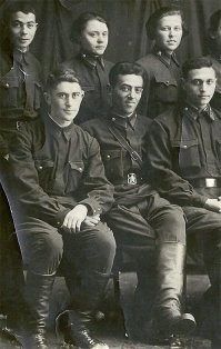 Хорошее фото, без этой б**** бумаги.
Это фото с Этушем в первый раз увидел.