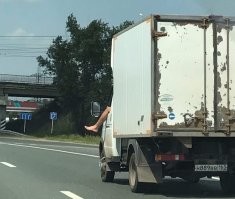 Интересно, а на сцепление чем он жмёт?