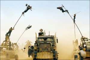 Поклонники мотоспорта наняли автовышки для наблюдения за гонкой