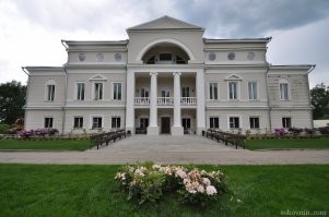 Это место не интересно широкому кругу обывателей как и сами Строгановы. Находится уж извините, но в глухих ипенях, куда добираться только для того, чтобы посмотреть вообще не интересно. Делать там гостиничный комплекс тоже бессмысленно. Зачем тогда вкладывать в это деньги?
А вот пример усадьбы переделанной в отель.