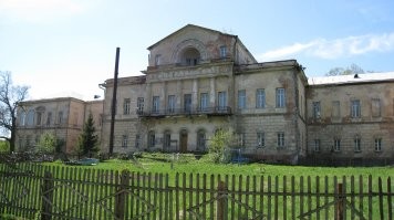Вы там были? Я был. Один раз. Больше в те края кататься нет никакого желания. Дороги Псковской области это вообще ад. А в тех краях и подавно. В последний раз я в Питер вообще через Таллин и Нарву поехал, лишь бы не через Псков. 
По поводу уникальности. К сожалению абсолютно обыденная ситуация. Например, в Смоленской области есть усадьба Алексино. Начало 19 века. А тут конец. И при ней был конезавод. В конюшнях до сих пор живут люди. И управление конезавода и школа в советское время. А сейчас приходит в полный упадок. (фото десятилетней давности. сейчас ещё хуже). И так повсеместно.