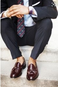 Меня убивают люди в костюме и без носок.