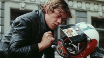 Терминатор 0.1.
Сюжет. Джон Конор нашёл в СССР человека, которому через шлем даёт указания поймать маленького терминатора, чтобы в будущем он не мог напасть на Сару Конор.