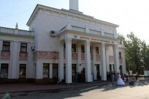 Станция "Счастливая" Горьковской детской ЖД. Ныне Дворец бракосочетаний. Я  там женился, в августе будет 15 лет как тому назад :)