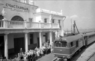 Станция "Счастливая" Горьковской детской ЖД. Ныне Дворец бракосочетаний. Я  там женился, в августе будет 15 лет как тому назад :)