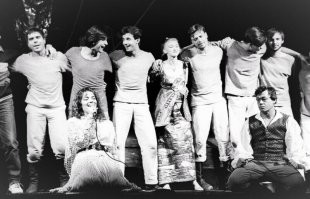 На "Юнона и Авось" три раза ходил.Первый раз билет только стоячий достал.Был рад безумно.Второй раз в проходе на откидном сиденье сидел.И третий раз уже нормальные билеты достал.
Без Караченцова уже не то.