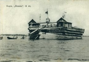 Вот тоже не хилые кораблики были у нас на Волге. До 100 метров в длину встречались. Правда одноразовые. На них привозили в низовья брёвна  и там же их самих разбирали на лесоматериалы. Паруса тоже присутствовали. В основном для рулёжки.
Вот такие пресноводные Титаники из дерева строили наши предки в конце 19-го - начале 20-го веков. Назывались они "Беляны", так как их не смолили, чтоб не испортить товарный вид древесины.