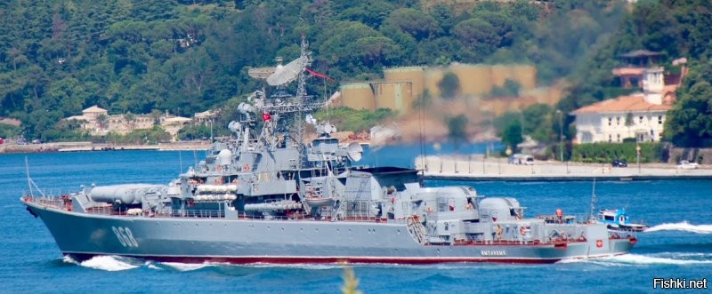 Через Босфор проходит.