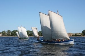 Механизация однако. Ходил на реплике капитанской гичке (оригиналу около 300 лет) - там в идеале по пять на мачту, но можно и меньше