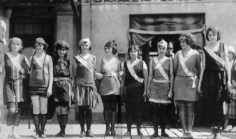 Мисс Америка 1921 года. Победителем стала 16-летняя Маргарет Горман (третья слева) из Вашингтона.