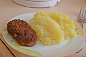 Котлета школьная, ням-ням-ням! Да с пюрешкой! Лучше только жареный минтай со свежим огурцом.