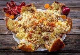 Автор, ты бы не просто копировал, а проверял
Королём азербайджанской кухни считается не простой плов, а Шах-Плов. Никакого "Рис отдельно - добавки отдельно" - всё готовится внутри листьев теста