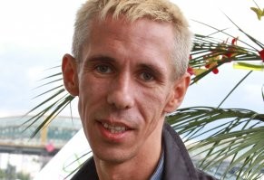 Ну-у, блин...
У нас такие неандертальцы страной управляют, в госдуме сидят, в кино снимаются, страну на олимпиадах представляют...
Вот вы всё кричали: Омерика - страна равных возможностей!
А на практике? Равные возможности именно в России!