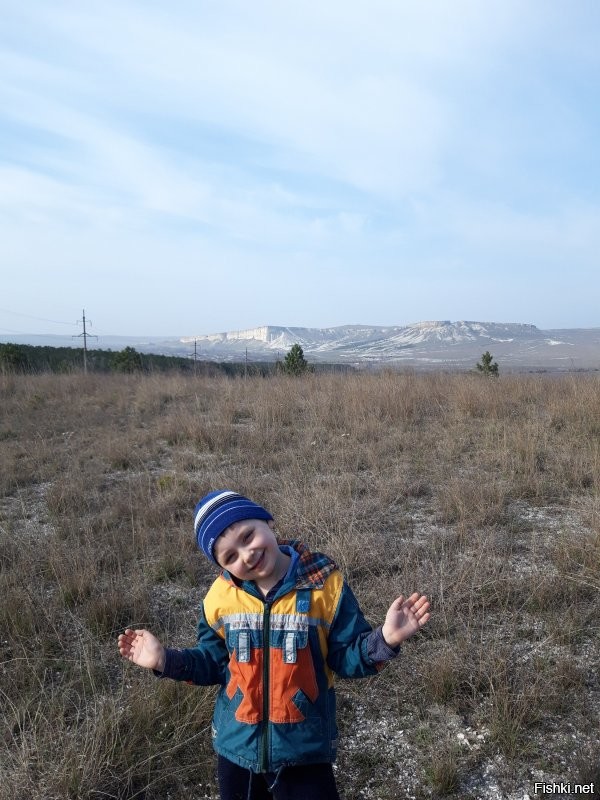 Вот мой малой, на фоне Белой скалы. Фотографировал в марте этого года.