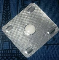 А с таблетками на 9 фото, что не так?  
Значит такой курс лечения.  Пять, значит пять ибо не фиг лишнее употреблять.