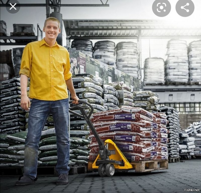 Я не знаю в какой деревне вы живёте и в каких розничных магазинах что там у вас разгружают. Магазин "сантехник" в подвале панельной пятиэтажки?
Мы дом строили, вы мне будете рассказывать как доставляют, разгружают и как все происходит?
Сейчас, наверно открою страшную тайну, только никому не рассказывайте. Прогресс дошёл до того, что фура имеет свой погрузчик, не то, что какой то там магазин. 
 вот это поворот. Да? 
А видов этих погрузчиков 100500. 
Так что подтирайте сопли, господа мужчины, совершенно рядовая работа.