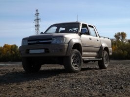 Особенно Xiaomi Mi 10 Pro за 70000 руб. Старший сын приобрёл взамен тормозного огрызка. Машинка просто супер! Ту надо заметить, что я всё ещё пользуюсь Редми ноут 3 и пока менять не собираюсь. А ещё для охоты и рыбалки, а также в гараже, для технических нужд использую китайский пикап "Адмирал" BQ2020, 2006 года выпуска.. Пикапу в этом году уже 14 лет будет - два комплекта резины стёр, стартер поменял и три аккумулятора уходил, один тормозной шланг, а ещё расходники и несколько разных подшипников. Вот ссыль на телефон  и фото моего джипера