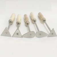 "Треугольный скребок для очистки стекла от краски" Это называется - цикля, и не обязательно для стекла, по любой поверхности. Делали сами, разбивали "самокалы" и фрезы, приваривали "аргоном" ручку из трубки и затачивали. Делали и плоские и радиусом, для разных поверхностей. Типа такого: