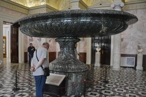 Немножечко флуда...
***

Я, как основатель и верховный магистр Секты Великого Калькулятора, принимаю истинного Автора этой статьи в наши ряды и жалую ему звание Адепта Калькуляторных Наук 3-й ступени!
***
Предупреждаю сразу, я не сторонник "альтернативных" историков, которые пудрят мозги, каждый не свой лад.
Наша секта поклоняется исключительно простой арифметике и вершине созидательной лени - Великому Калькулятору.
***
В лучших традициях вышеуказанных правил калькуляции, я доказал, в своё время, что товарищ Чингиз-Хан, тупо, не мог прокормить свою армию и её лошадей. Ни в походе, ни во время военной кампании. Да и снабдить кованным металлическим оружием, хоть сколько-нибудь приличного качества, такую толпу кочевников, без промышленных объёмов рудного дела и стационарных кузниц, не возможно. Даже просто, приготовить обед на небольшую армию тысяч в десять воинов, нужно не один Камаз дров, которых в степи не водится толком. А их ещё и напилить и нарубить нужно.
***
Та же история и с Наполеоном. 500 000 человек его армии на узенькой, в те времена, смоленской дороге, растянулись бы на 500 км. А обоз со жратвой, был бы ещё в Польше.
***
Верёвки из пеньки, которыми поднимали Александрийский столп, чтоб выдержать её вес в 613 тонн, должны быть такой толщины и длины, что порвутся от собственного веса. Те шнурки, которые изображены не гравюре, выдержат, на практике, только пенопластовую колонну. А там монолитный гранит, напомню - 600 тонн.
Кто присутствовал при вытягивании трактором застрявшей машины? Красиво рвутся, даже стальные, тросы? А ведь в среднем джЫпе всего 3-3,5 тонны.
***
И такая ерунда, почти с любой исторической информацией.
Не верите - возьмите калькулятор в руки и проверьте сами, ради интереса..
Вы откроете для себя много удивительного. На сколько мог выстрелить английский лук, мог ли его натянуть обычный человек. Сколько ЛЕТ ссыльные ШЛИ на сибирские каторги. Каким образом доставили в Эрмитаж с Урала 20-ти тонную Колыванскую вазу, если обычная телега выдерживает 500-700 кило, а 40 телег не проедут по одноколейной грунтовке. Да и вес на них на ВСЕ не распределить. А одна телега на 20 тонн из дерева не выдержит и пары саженей по нашим "автострадам! 17-го века.

Возможно историки что-то нам не договаривают...