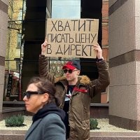«Чувак с табличкой»: парень устраивает одиночные пикеты против вещей, которые достали абсолютно всех