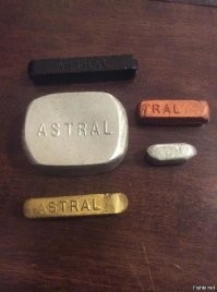 Нечто подобное встречал для затирки швов и царапин на багетных рамах.....при оформлении картин и фотографий.