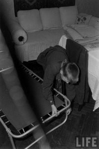 Милые советские времена на фотографиях. Зацепил реликт той эпохи, который сейчас отсутствует, сам удивлён, это раскладушка с алюминиевым каркасом. Где сейчас не попадутся - только стальные, тяжеленные !