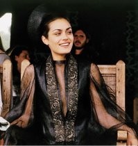 Очень удивлён претензией режиссёра на историчность фильма. Я воспринял фильм как некий стёб над эпохой рыцарства, и даже Чоссер с голым задом прекрасно вписался в эту буффонаду. Особенно же "историчны" наряды и причёски главной героини...