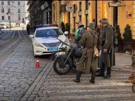 Обычный день во Львове. Полицаи остановили машину с триколором на крыше.