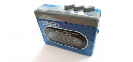 У меня был такой, в 90х на рынках торговали... Этот аЦЦкий сотона жрал батарейки шо пестец ! Звук жопа, да и моно к тому же ! Потом я купил себе Квазар... День с ночью по сравнению с этим. Хоть и батареек там 4, НО их хватало на мнооогооо дольше !