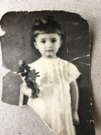 Очередной сбор информации, ещё и бабки платишь. На сегодня лучшая редакция фото это фотошоп. 10-ти минутный обучающий ролик на ютуб и фотка уже другая. Нейросеть от Майл.ру работает, но пока слабовата.