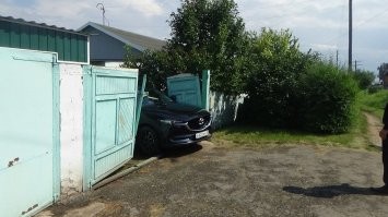 Что то с трудом верится. Там горка не крутая. Да и места нет для разгона. Максимум придавило бы к забору и остановилась. Но так снести забор? По любому муравьи помогали толкать. Да и на автомате какой идиот будет переключать на нейтралку?