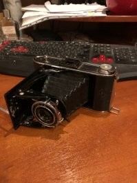 При разборе загашников после смерти тестя нашли вот такие аппараты! Еще точно помню, что кинокамера была, но не нашли...