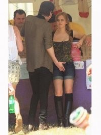 Судя по выражению лица, вообще трогать не умеет.