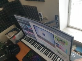 у меня так же, 43" 4к телек с радиусом, самое то и для игрушек и для работы. прикреплен кронштейном выносным к стене, так что можно варьировать зум