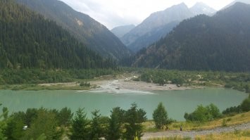 Иссыкское озеро и ущелье реки Иссык.