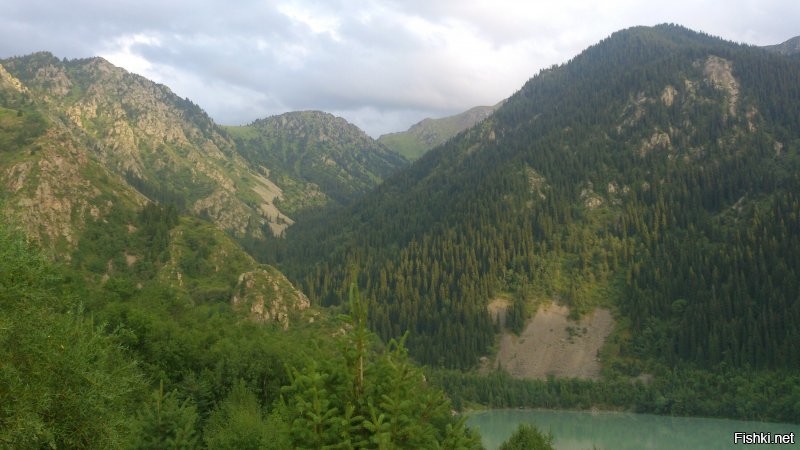 Иссыкское озеро и ущелье реки Иссык.