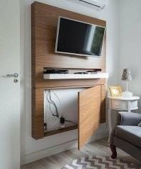 Это - тихий ужас.

Запилить шкаф размером во всю стену просто для того, чтобы "спрятать провода"?