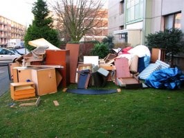 У меня оригинально-немецкое ломается. И прямо в Немеции.

А политика местная мебельная такова, что запчастей в продаже нет.  
Сломалась направляющая или еще какая мелочь - выбрасывай весь шкаф на помойку и покупай новый.
А я, как человек, приученный Советским Союзом к бережному отношению к ресурсам, стараюсь так не  поступать.
Вот, например, типичная мебельная помойка - большинство выброшенного абсолютно пригодно к дальнейшему использованию.
Свинство это.

Это и про них анекдот о "новом русском", выбрасывающим свой Мерседес каждый раз, когда пепельница переполняется.