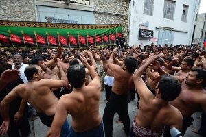 На фото Шииты... Так отмечается шиитский праздник "Ашура" - день траура по мученической смерти Хусейна ибн Али, внука Мухаммеда в битве при Кербеле. 
Верующие травмируют себя ножами, цепями, и плетями.  Траурные церемонии в День Ашура проводятся в Иране, Азербайджане, Афганистане, Таджикистане, Ливане, Пакистане, Бахрейне и других странах Персидского залива, а также в Греции, где образовалась большая шиитская диаспора (греки, кстати в аху-е от них).
