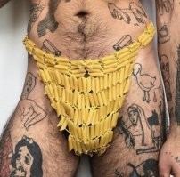 Тут больше доставляют даже не трусы из макарон, а чего на чуваке понаколото...