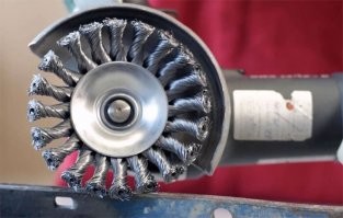 Никто не знает, что было бы в этой яме и с камерной покрышкой, а говорят - кур доят! На всё воля Господня. Смерть людей очень печальная штука, но летать там, где могут быть такие ямы - верх безрассудства! И на последок, никогда камеру не втыкают, если диск заржавел или окислился (ну может быть в каком-нибудь Мухосранске, дядя Вася в гаражах)  - металлической щеткой, как на фотке, очищают и покрывают специальной смазкой, типа сырой резины, растворённой в бензине. Покрышка сидит как влитая - это говорю вам как "шиномоньажник" со стажем!